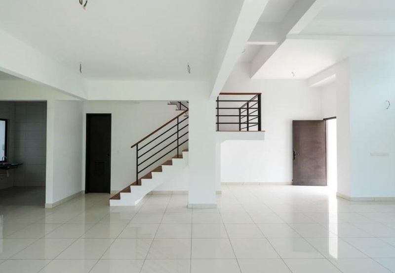 Bandar Enstek (Timur)