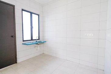 Bandar Enstek (Timur)