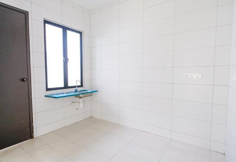 Bandar Enstek (Timur)