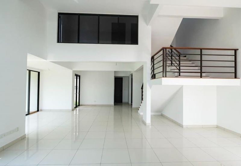 Bandar Enstek (Timur)