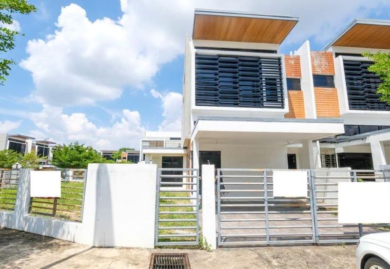 Bandar Enstek (Timur)