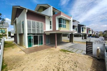 Hundred East @ Bandar Enstek