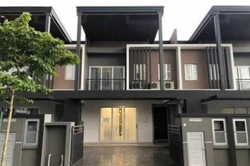 Bandar Enstek (Timur)