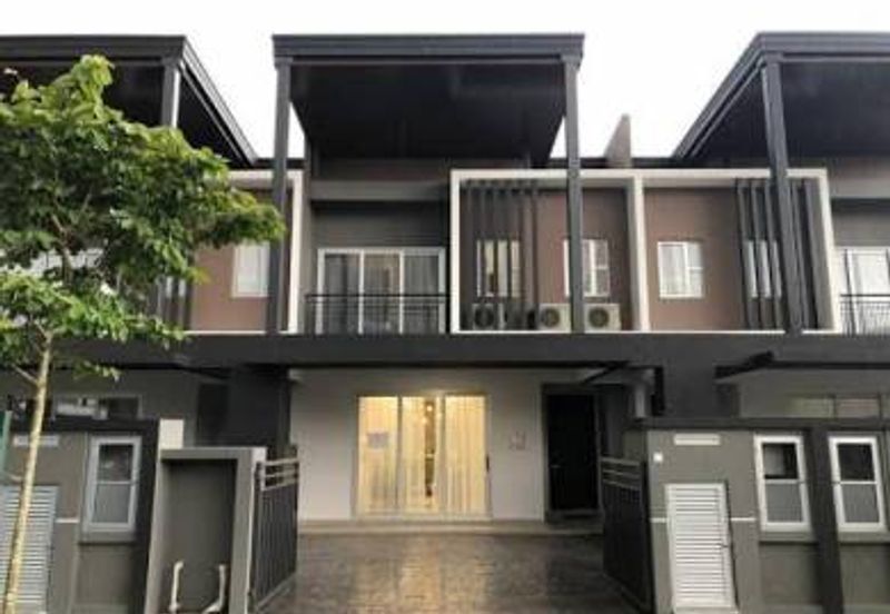 Bandar Enstek (Timur)