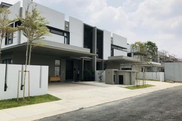 Bandar Enstek (Timur)