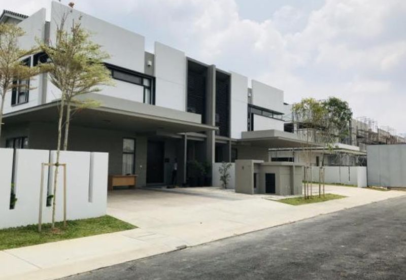 Bandar Enstek (Timur)