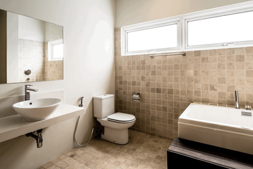 Bandar Enstek (Timur)