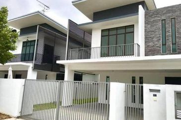 Bandar Enstek (Timur)