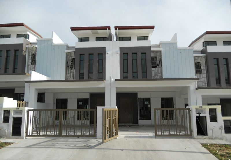 Bandar Enstek (Timur)