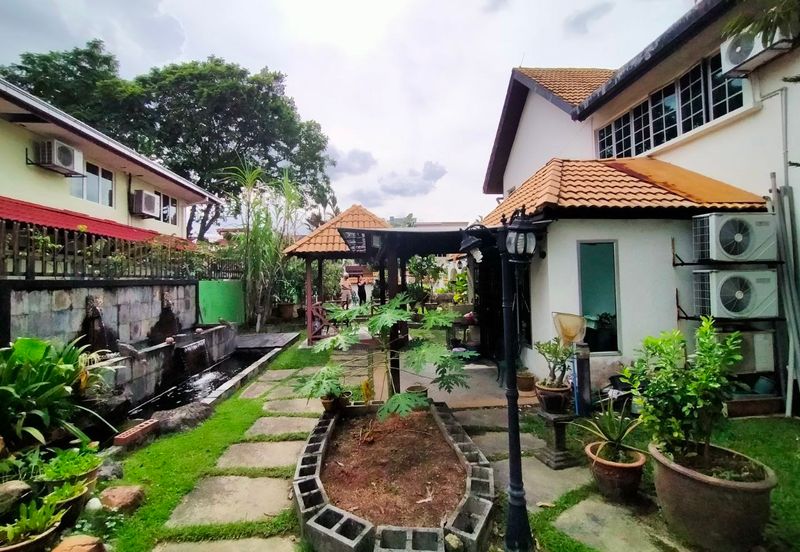 Jalan Hujan Emas 1