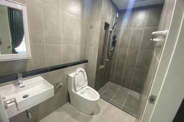 Lakefront Condominium | Emerald Hills @ Alam Damai