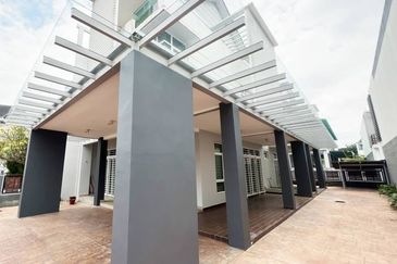 Well Maintained With Swimming Pool and Lift