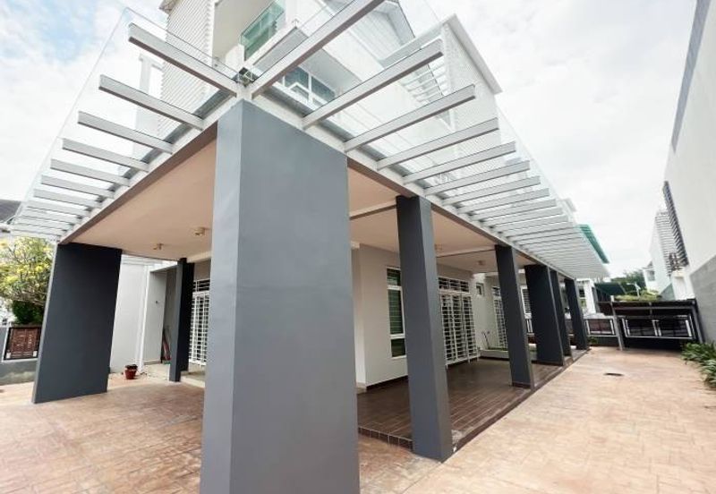 Well Maintained With Swimming Pool and Lift