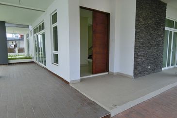 Well Maintained With Swimming Pool and Lift