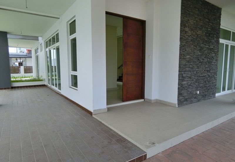 Well Maintained With Swimming Pool and Lift