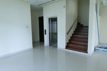 Well Maintained With Swimming Pool and Lift