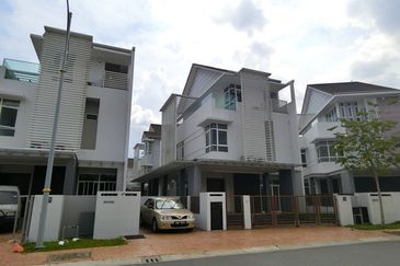 Well Maintained With Swimming Pool and Lift