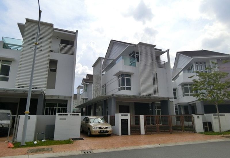 Well Maintained With Swimming Pool and Lift