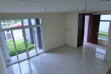 Well Maintained With Swimming Pool and Lift