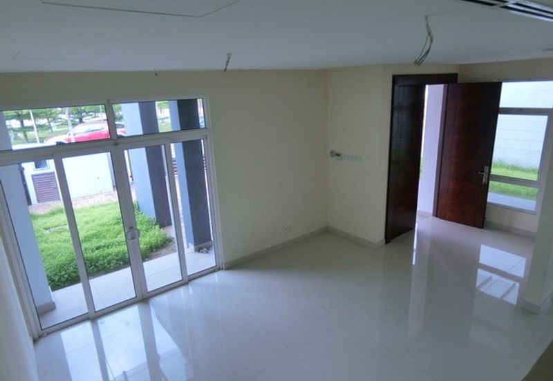 Well Maintained With Swimming Pool and Lift