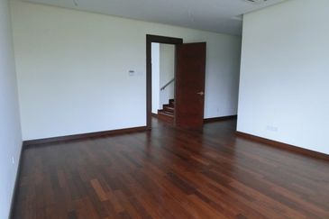 Well Maintained With Swimming Pool and Lift