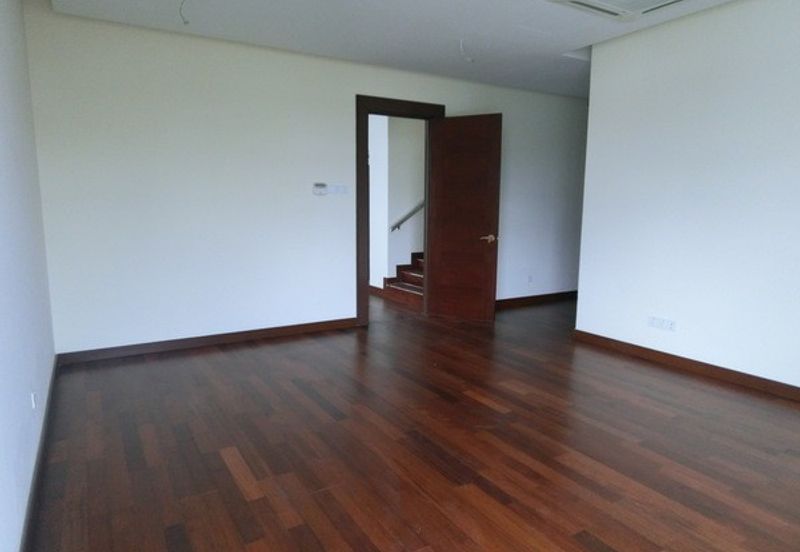 Well Maintained With Swimming Pool and Lift