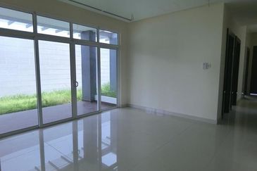 Well Maintained With Swimming Pool and Lift