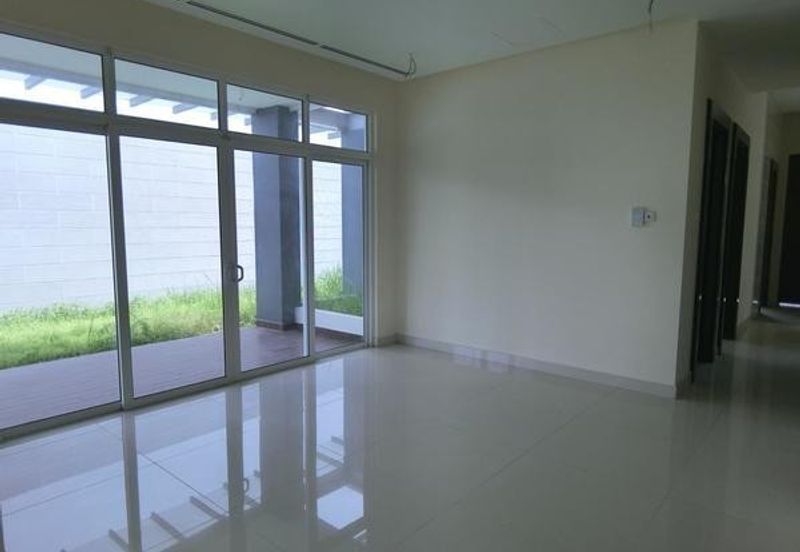 Well Maintained With Swimming Pool and Lift