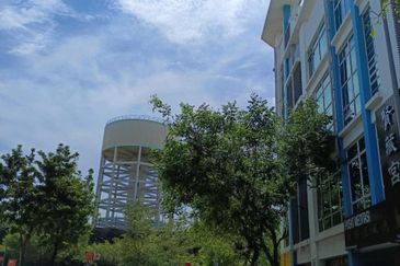 2-storey Shop Atmosphere Seri Kembangan walk to MRT Putra Permai, near LDP