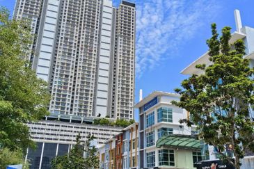 2-storey Shop Atmosphere Seri Kembangan walk to MRT Putra Permai, near LDP