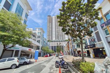 2-storey Shop Atmosphere Seri Kembangan walk to MRT Putra Permai, near LDP