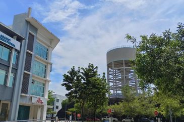 2-storey Shop Atmosphere Seri Kembangan walk to MRT Putra Permai, near LDP