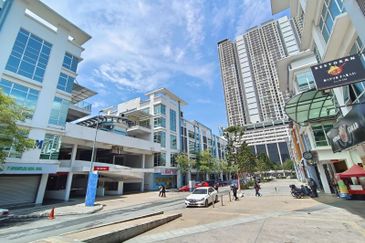 2-storey Shop Atmosphere Seri Kembangan walk to MRT Putra Permai, near LDP