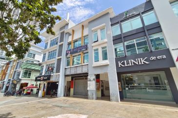 2-storey Shop Atmosphere Seri Kembangan walk to MRT Putra Permai, near LDP