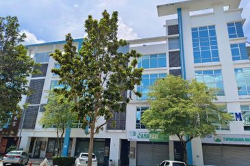 2-storey Shop Atmosphere Seri Kembangan walk to MRT Putra Permai, near LDP