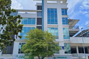 2-storey Shop Atmosphere Seri Kembangan walk to MRT Putra Permai, near LDP