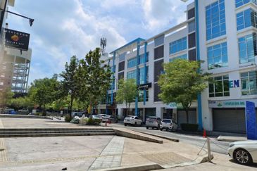 2-storey Shop Atmosphere Seri Kembangan walk to MRT Putra Permai, near LDP