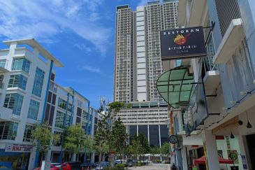 2-storey Shop Atmosphere Seri Kembangan walk to MRT Putra Permai, near LDP