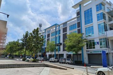 2-storey Shop Atmosphere Seri Kembangan walk to MRT Putra Permai, near LDP