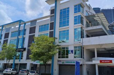 2-storey Shop Atmosphere Seri Kembangan walk to MRT Putra Permai, near LDP