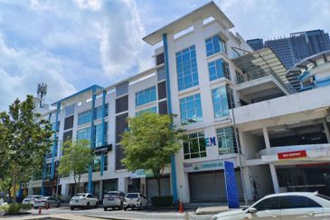 2-storey Shop Atmosphere Seri Kembangan walk to MRT Putra Permai, near LDP