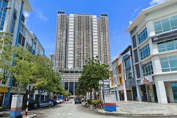 2-storey Shop Atmosphere Seri Kembangan walk to MRT Putra Permai, near LDP