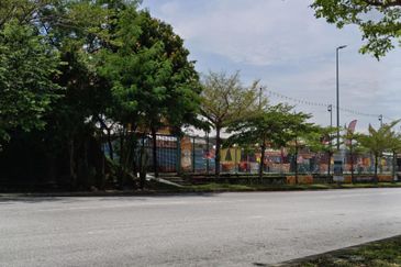 2-storey Shop Atmosphere Seri Kembangan walk to MRT Putra Permai, near LDP