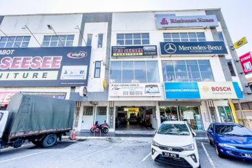3 Storey ShopLot, Jalan Langat 6 Taman Sri Langat Jalan reko Kajang