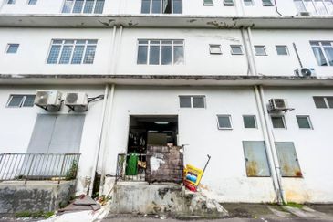 3 Storey ShopLot, Jalan Langat 6 Taman Sri Langat Jalan reko Kajang