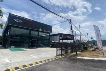 CAR SHOWROOM MRR2 AMPANG JAYA, NEXT TO MRR2 HIGHWAY - CURRENTLY RENTAL BY CHERY  WTS / FOR SALE asking RM 16,100,000  + Ampang, Selangor + Warehouse, 