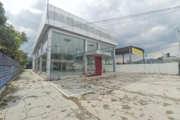 CAR SHOWROOM MRR2 AMPANG JAYA, NEXT TO MRR2 HIGHWAY - CURRENTLY RENTAL BY CHERY  WTS / FOR SALE asking RM 16,100,000  + Ampang, Selangor + Warehouse, 