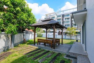 DOUBLE STOREY BUNGALOW SS7 KELANA JAYA - WALKING DISTANCE TO PARADIGM MALL