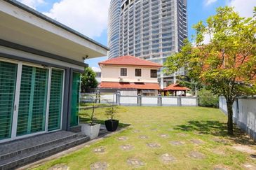 DOUBLE STOREY BUNGALOW SS7 KELANA JAYA - WALKING DISTANCE TO PARADIGM MALL