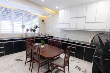 DOUBLE STOREY BUNGALOW SS7 KELANA JAYA - WALKING DISTANCE TO PARADIGM MALL